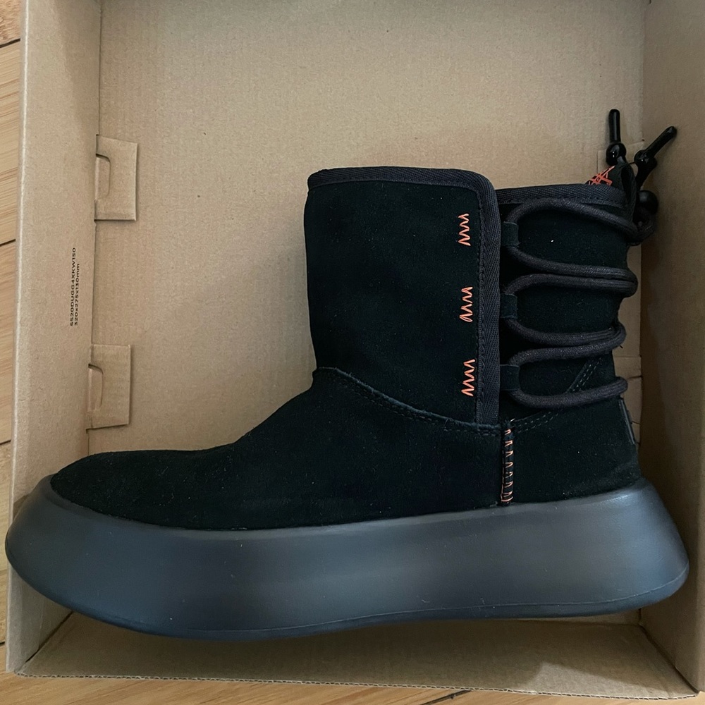 UGG CLASSIC BOOM ANKLE BOOT